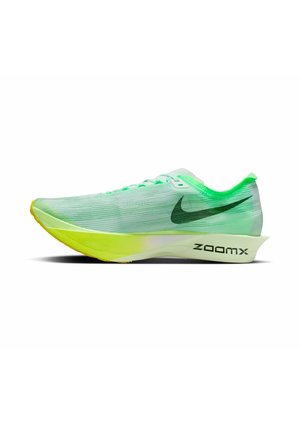 Chaussure de running Nike vert clair avec un swoosh noir, une semelle dégradée jaune et le texte "zoomx" sur la semelle intermédiaire, montrée de profil droit.