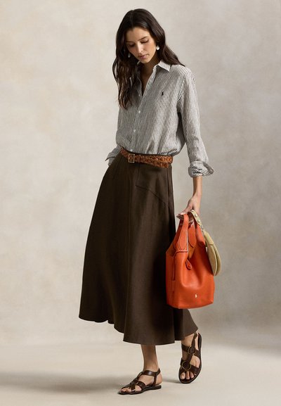 Ριγέ πουκάμισο με κουμπιά, μακριά καφέ φούστα, πλεγτή καφέ ζώνη, πορτοκαλί τσάντα και σκούρα σανδάλια. Υφή υφάσματος και χαλαρός σχεδιασμός.
