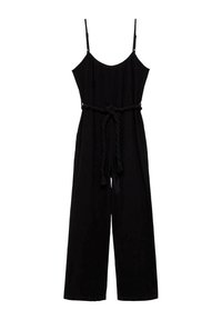 Svart jumpsuit med justerbara spagettistövlar, rynkad halsringning och ett flätat tygbälte. Har vid benutskärning och texturerat tyg.