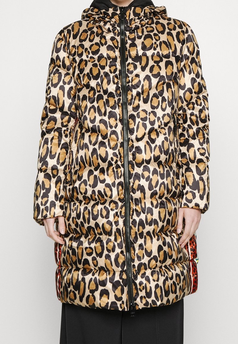 Abrigo acolchado de estampado de leopardo con un acabado brillante y acolchado. Presenta un cierre con cremallera en la parte delantera y una capucha. Bolsillos laterales y acentos multicolores en los laterales.