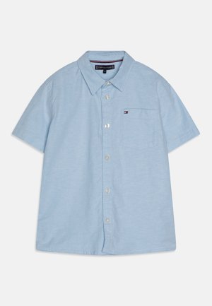 Jasnoniebieska koszula na krótki rękaw z guzikami z przodu, z kieszenią na piersi z małym logo Tommy Hilfiger.