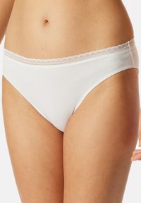 Weiße Baumwollunterhose mit gewelltem Spitzenrand an der Taille. Verfügt über einen klassischen Schnitt und eine glatte Textur.