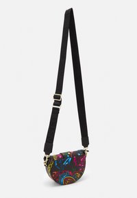 Bolso bandolera negro con vibrantes patrones florales multicolores, en forma de media luna, con correa ajustable y detalles en dorado.