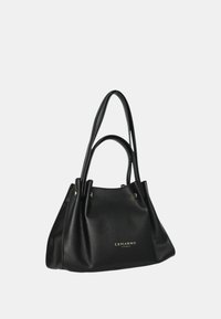 Borsa a mano in pelle nera con texture liscia, due manici allungati e dettagli in oro sottile. Presenta un logo sulla parte anteriore e una forma strutturata.