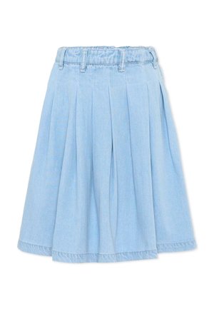Falda vaquera azul claro con pliegues y trabillas para cinturón, hasta la rodilla y ligeramente acampanada.