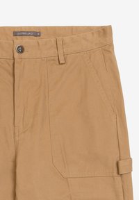 Lichte katoenen cargoshorts met een knoopsluiting, zijzakken en zichtbare stiksels. Voorzien van een zijband voor een verstelbare pasvorm.