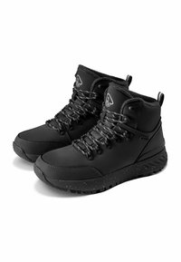 Czarne buty typu high-top z gładką syntetyczną cholewką, teksturowanymi sznurówkami, miękką podszewką oraz wytrzymałą podeszwą z wzorami zapewniającymi przyczepność.