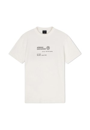 T-shirt bianca Armani Exchange con testo nero: "ARMANI EXCHANGE," simbolo di marchio registrato, "STYLE - WITHOUT LIMITS," "EST. 1991 MILANO → NEW YORK."