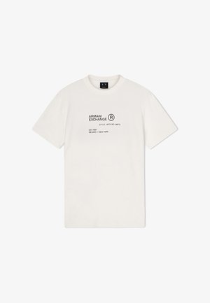 T-shirt bianca Armani Exchange con testo nero: "ARMANI EXCHANGE," simbolo di marchio registrato, "STYLE - WITHOUT LIMITS," "EST. 1991 MILANO → NEW YORK."