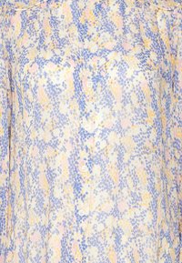 Chemise à boutons florale avec des motifs abstraits bleus, roses et jaunes sur un fond clair. Confectionnée en tissu doux et léger.