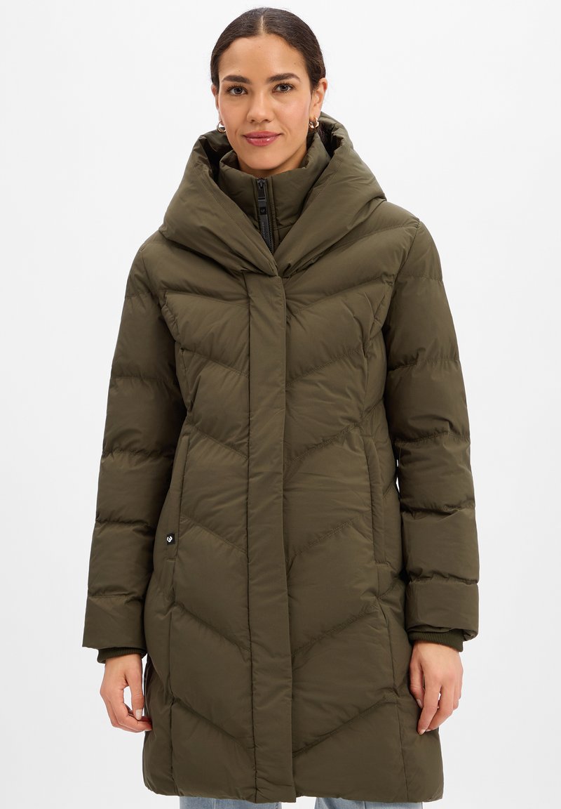Abrigo acolchado verde oliva con cuello alto, patrón acolchado diagonal y cierre delantero con cremallera. Presenta mangas largas y bolsillos laterales.