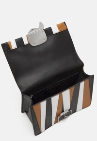Prostokątna torba na ramię z otwartym szczytem, z czarnymi, brązowymi, białymi i szarymi paskami. Akcent ze srebrnego metalu przy zapięciu.
