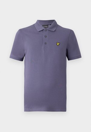 Vijolična polo majica s kratkimi rokavi in tremi črnimi gumbi ter majhnim rumenim pticim logotipom na levi strani prsnega koša.