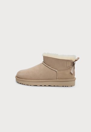 UGG, ULTRA MINI BAILEY BOW - Bottes de neige - sand