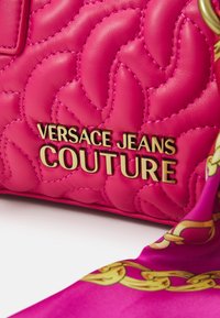 Versace Jeans Couture RANGE THELMA SOFT SKETCH - Handväska - crimson