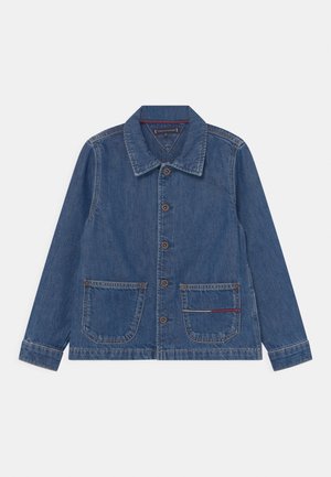 Blaue Jeansjacke mit Knopfverschluss, zwei aufgesetzten Fronttaschen, langen Ärmeln und einem umgeschlagenen Kragen auf weißem Hintergrund.