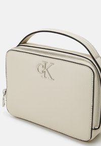 Calvin Klein Jeans MINIMAL MONOGRAM CAMERA BAG - Borsa a mano - stone