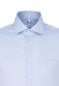 Lichtblauwe button-up shirt gemaakt van gladde stof. Voorzien van een klassieke kraag, een borstzak en vijf knopen langs de sluiting.