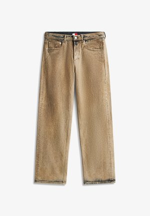 Ανοιχτό καφέ τζιν με ίσια παντελόνια ποδιών, κλασικό σχέδιο με πέντε τσέπες, θηλιές για ζώνη και κουμπί στο ύψος της μέσης.