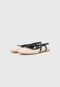 Pantofi bej cu accente negre, având un design slingback și vârful rotunjit. Talpa este plată și netedă, realizată dintr-un material ușor.