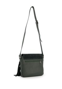 Groene leren crossbody tas met een gestructureerde afwerking en een suède klep. Beschikt over een ritsvak en decoratieve franjes.