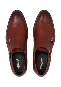 Braune Lederschuhe mit strukturiertem Finish, zwei silbernen Schnallen und einem dekorativen Broguemuster entlang der Kanten. Glatte, abgerundete Zehen.