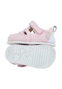 Sandalias rosas con parte superior de cuero perforado, correa de Velcro ajustable, suela de goma blanca y lengüeta de refuerzo en el talón. Patrón de nubes notable en la suela.