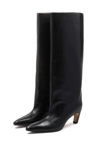 Crne kožne čizme do koljena s oštrim vrhom i vitkim potplatom. Glatka tekstura i minimalistički dizajn bez vidljivih elemenata ili uzoraka.