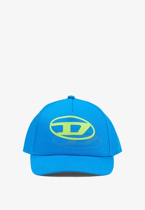 Blauwe baseballpet gemaakt van gladde stof, met een neon groene logo aan de voorkant en een gestructureerd klepje. Bovenste knoop en stikseldetails zichtbaar.