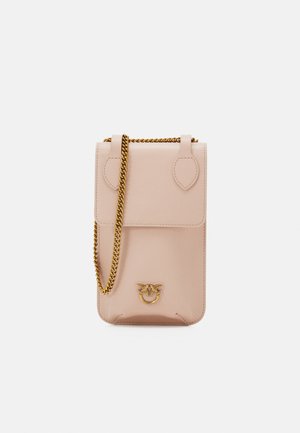 Sac en cuir rose avec une chaîne en or, doté d'une fermeture à rabat et d'un détail de logo embossé en bas. Texture lisse et forme rectangulaire.