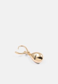 Brincos em forma de gota de ouro com um design elegante. Apresentam um fecho em gancho e um logótipo gravado, superfície lisa e brilhante, e forma arredondada.