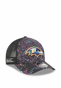 Schwarze Kappe mit einem Baltimore Ravens-Logo und bunten Sprenkeln. Mesh-Rücken, flache Krempe und ein Etikett mit der Aufschrift "Crucial Catch: Intercept Cancer."