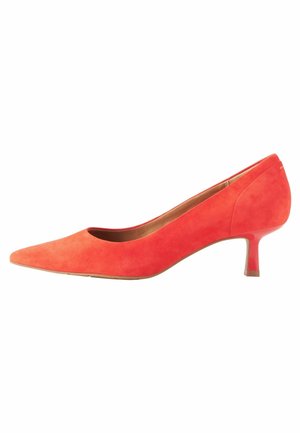 Czerwony zamszowy damski but na niskim, smukłym obcasie typu kitten heel, z wąskim noskiem i jasnobrązową, wewnętrzną wyściółką.