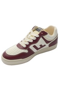 Białe i burgundowe sneakersy z górą z gładkiej skóry, perforowanym noskiem i kontrastowym logo. Posiadają białe sznurówki oraz teksturowaną podeszwę.