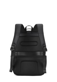 Sac à dos noir avec une surface texturée, des bretelles rembourrées et une poignée supérieure. Il dispose d'un compartiment zippé et d'un motif géométrique.