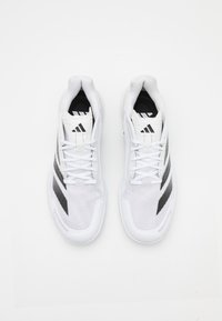 Witte sportschoenen met een luchtige bovenkant van mesh, zwarte accentstrepen en een gevoerd enkelkraag. Voorzien van platte veters en een afgerond te ontwerp.