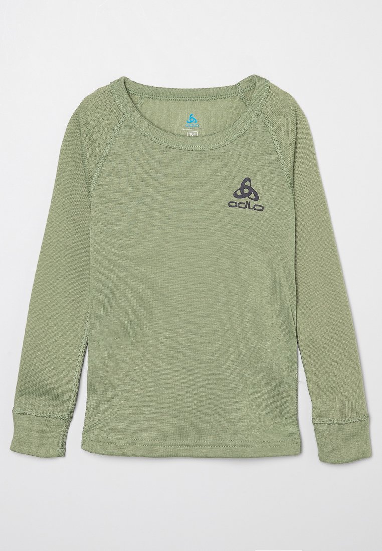Chemise à manches longues de couleur vert mousse, en tissu texturé, avec un col rond et des manches raglan. Elle arbore un logo noir sur le côté avant gauche.