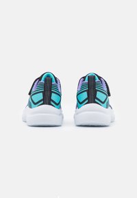 Baskets de sport avec une tige en mesh turquoise et violet, semelle blanche et accents noirs. Présentent un col rembourré et une sangle ajustable.