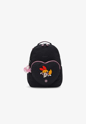 Zaino nero con tasca frontale a forma di cuore che presenta una Powerpuff Girl, rifiniture rosa e un portachiavi di una scimmietta rosa in peluche attaccato.