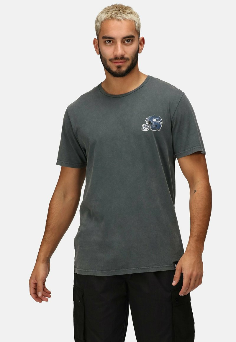 Graues Baumwoll-T-Shirt mit einem blauen Football-Helm-Design auf der linken Brust. Rundhalsausschnitt, kurze Ärmel, lässige Passform.