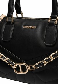 Borsa a mano in pelle nera con texture trapuntata, dettagli in metallo dorato e logo. Presenta una doppia maniglia e un accento a catena per un tocco di stile in più.