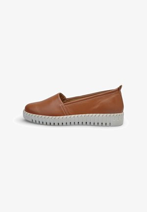 Scarpa slip-on in pelle marrone con suola bianca scanalata e linguetta sul tallone, vista di profilo su sfondo bianco.
