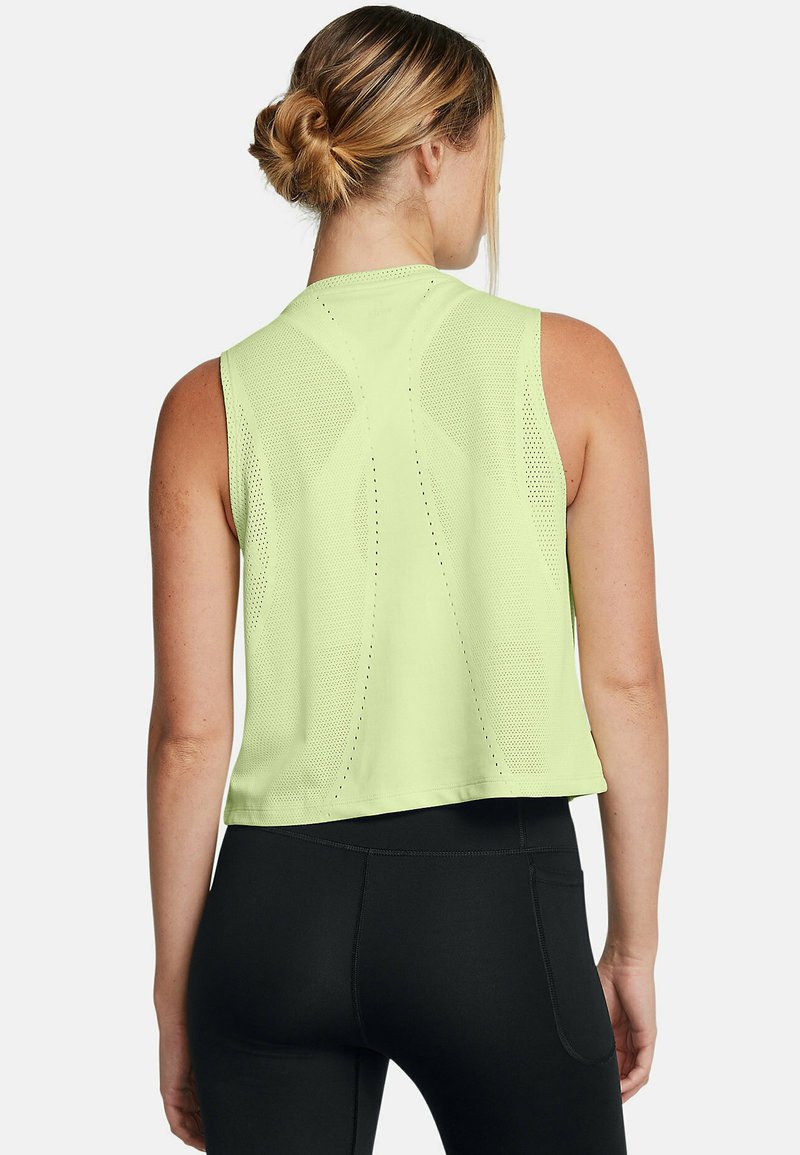 Top atlético sin mangas de color verde claro con un diseño recortado, que presenta paneles de malla para transpirabilidad y una textura suave.