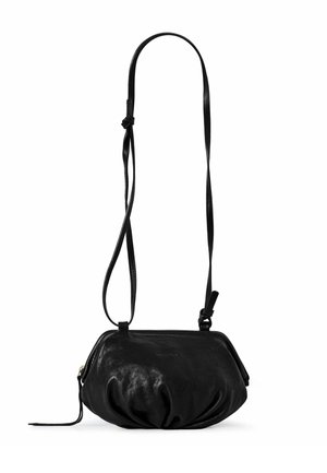 Borsa a tracolla nera in pelle con una forma morbida e arrotondata, tracolla regolabile e una leggera lucentezza. Presenta una chiusura superiore con cerniera e un accento annodato.