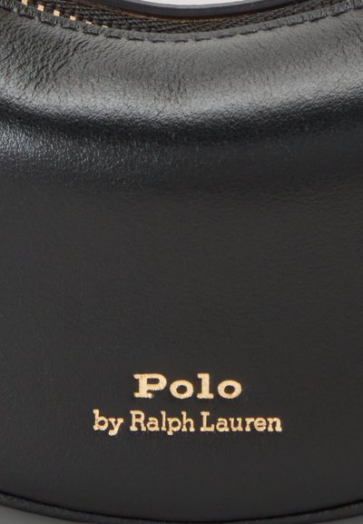 Juodas odinis krepšys su apvalia forma, matoma siuvinėjimo detalėmis ir aukso spalvos iškilniu logotipu "Polo by Ralph Lauren" ant priekio.