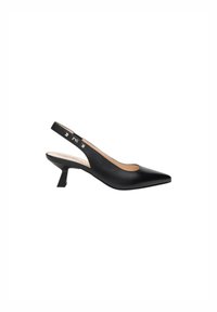 Scarpa slingback in pelle nera con punta affusolata e tacco medio. Presenta un piccolo ritaglio sul lato e dettagli decorativi in argento sulla cinghia.