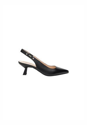 Scarpa slingback in pelle nera con punta affusolata e tacco medio. Presenta un piccolo ritaglio sul lato e dettagli decorativi in argento sulla cinghia.