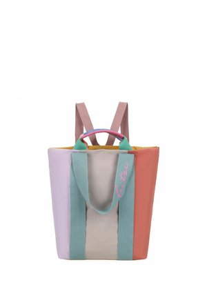 Rugzak met verticale pastelkleurige vlakken: lavendel, beige, koraal, teal banden, roze borduursel met de tekst "hi tri" en roze schouderbanden.