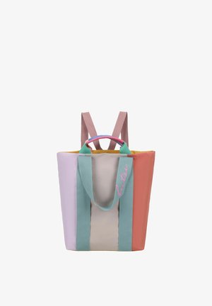 Rugzak met verticale pastelkleurige vlakken: lavendel, beige, koraal, teal banden, roze borduursel met de tekst "hi tri" en roze schouderbanden.