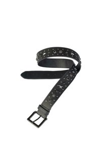 Cintura in pelle nera con borchie metalliche di varie forme e dimensioni, fibbia rettangolare color argento e texture liscia.